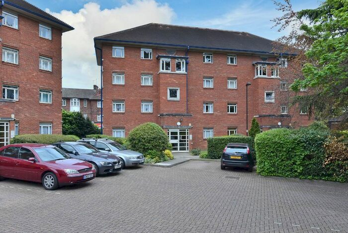 1 Bedroom Flat To Rent In Bourneside Crescent, Southgate, N14