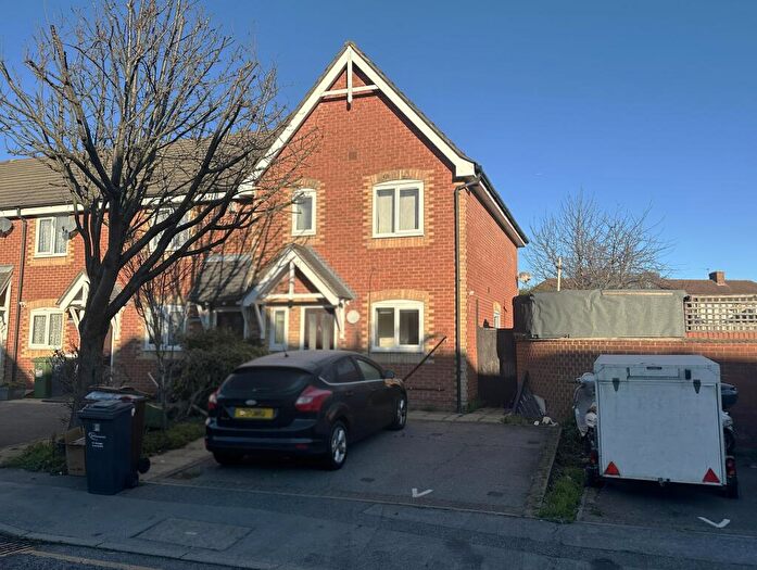 3 Bedroom End Of Terrace House For Sale In Langdale Close, Dagenham, Essex, RM8