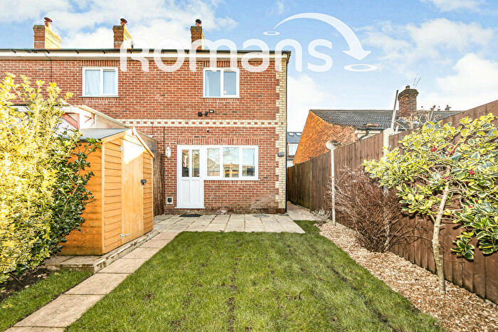 2 Bedroom End Of Terrace House To Rent In Brighton Road, RG6