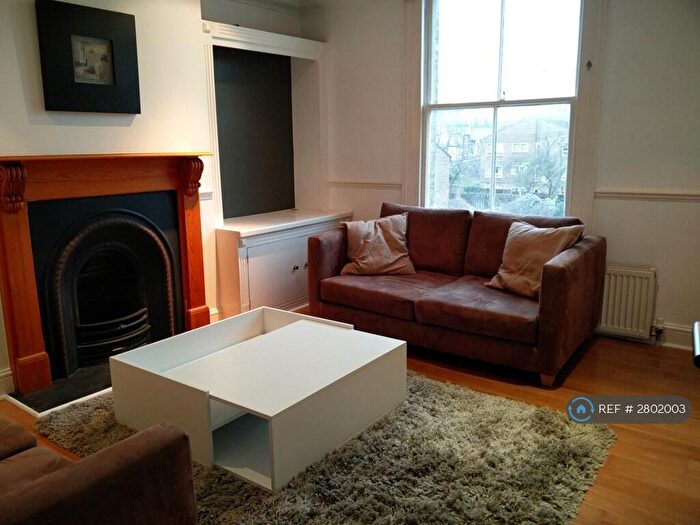 2 Bedroom Flat To Rent In Cairns Road, London, SW11