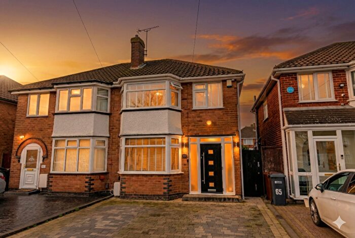 3 Bedroom Semi-Detached House For Sale In Wyckham Road, Birmingham, B36
