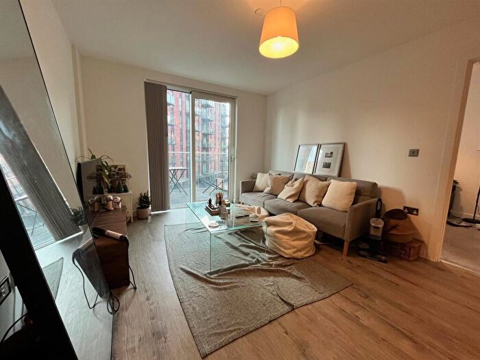 2 Bedroom Apartment To Rent In Lockgate Square, Salford, M5