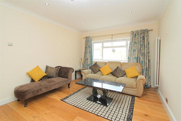 3 Bedroom Semi-Detached Bungalow To Rent In Benfleet Close, Sutton, United Kingdom, SM1