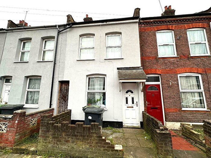 2 Bedroom Terraced House For Sale In Malvern Road, Dallow, Luton, Bedfordshire, LU1