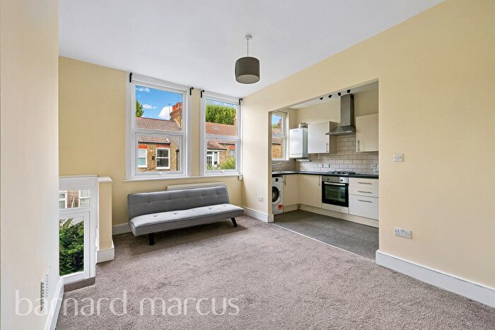 3 Bedroom Flat To Rent In Salterford Road, London, SW17