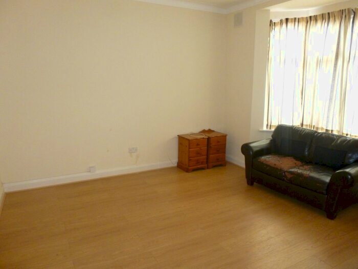 2 Bedroom Flat To Rent In Bromley Road, London, SE6