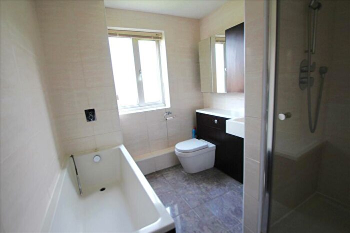 2 Bedroom Flat To Rent In Blunesfield, Potters Bar, Potters Bar, EN6