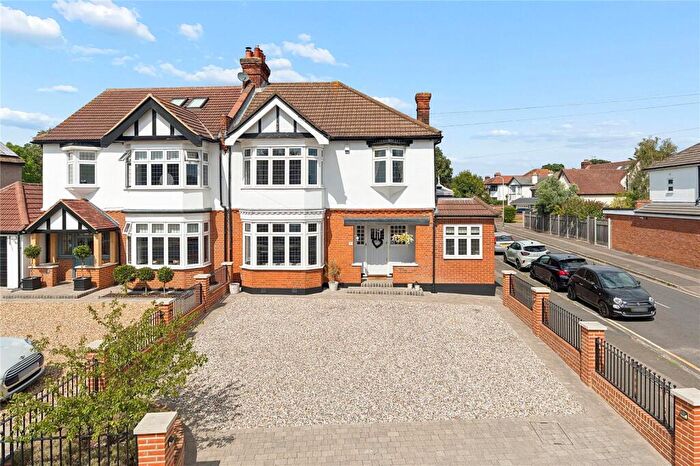 4 Bedroom Semi-Detached House For Sale In Deyncourt Gardens, Upminster, RM14
