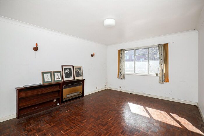 2 Bedroom Flat For Sale In Avenue Road, London, W3