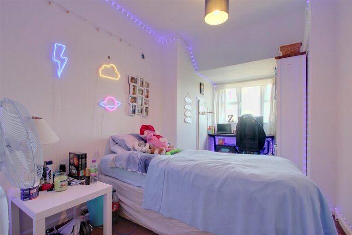 2 Bedroom Flat For Sale In Goring Road, Goring-By-Sea, Worthing, BN12