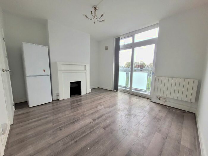 2 Bedroom Flat To Rent In Angel Close, London, N18