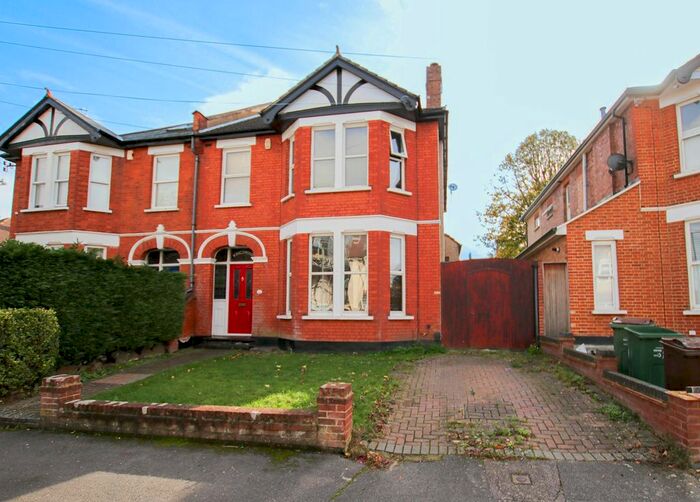 4 Bedroom Semi-Detached House To Rent In Grosvenor Gardens, Wallington, SM6