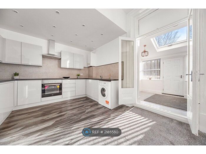 2 Bedroom Flat To Rent In Montpellier Court, Scarborough, YO11