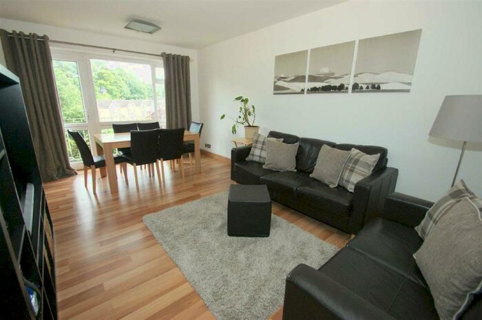 2 Bedroom Flat To Rent In Slaid Hill Court, Leeds, LS17