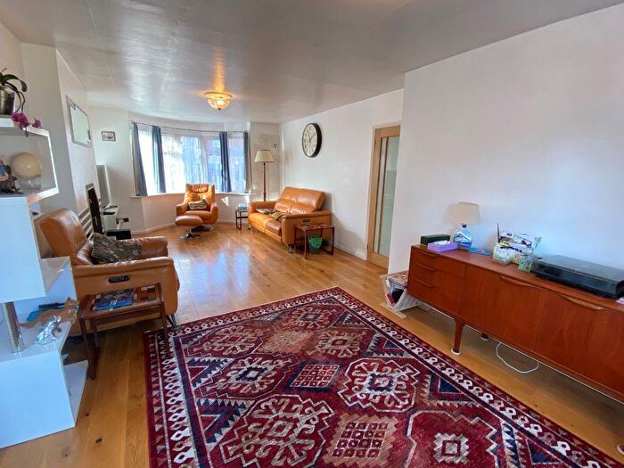 5 Bedroom Detached House For Sale In Priory Road, Dunstable, LU5