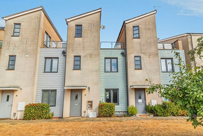 3 Bedroom Town House For Sale In Selkirk Drive, Oakridge Park, Milton Keynes, Buckinghamshire, MK14