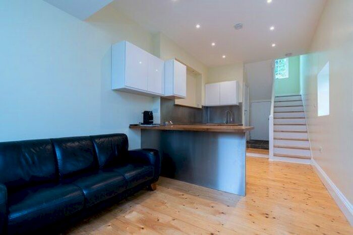 1 Bedroom Flat To Rent In Butlers Dene Road, Caterham, CR3