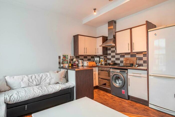 2 Bedroom Flat To Rent In Whewell Road, Archway, London, N19