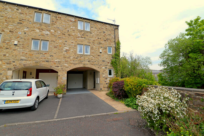 3 Bedroom End Of Terrace House To Rent In Whinfield Court, Skipton, BD23