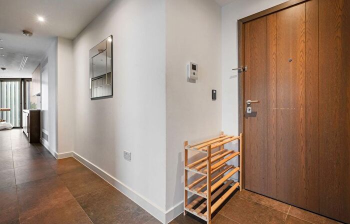 2 Bedroom Flat To Rent In Chronicle Tower, B City Road, London, EC1V