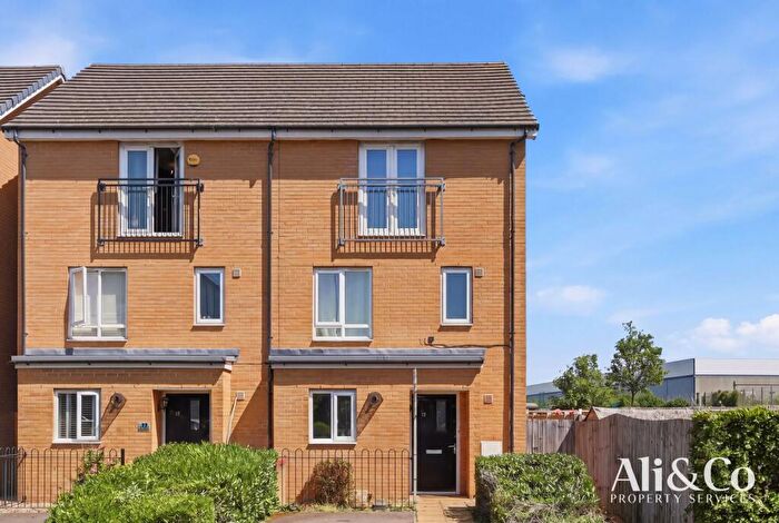 4 Bedroom Semi-Detached House For Sale In Schoolfield Road, Grays, RM20