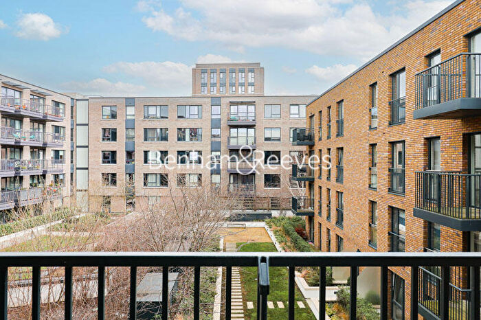 3 Bedroom Apartment To Rent In Endeavour House, Surrey Quays, SE16