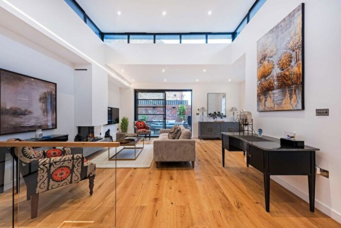 3 Bedroom Property To Rent In Arlington Road, London, W13