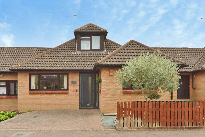 4 Bedroom Semi-Detached Bungalow For Sale In Selby Grove, Shenley Church End, Milton Keynes, MK5