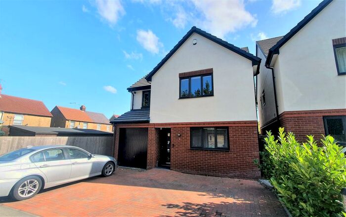 4 Bedroom Detached House To Rent In Aubrey Close, Dunstable, LU5