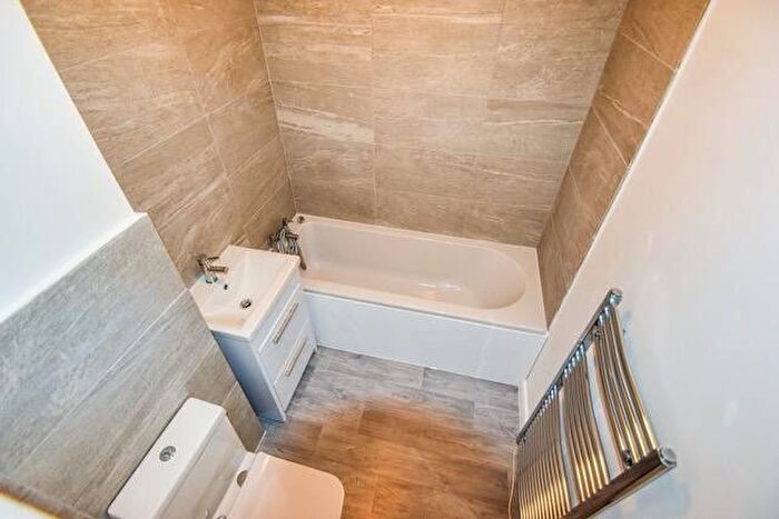 2 Bedroom Flat To Rent In Alexandra Gardens, Woking, GU21