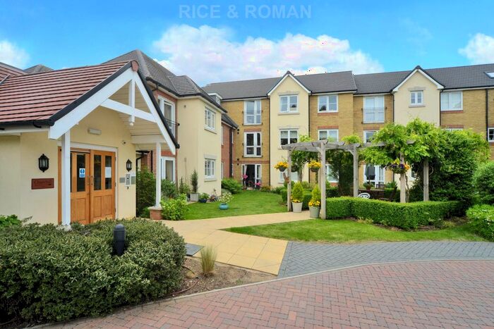 1 Bedroom Flat To Rent In Kingston Avenue, Leatherhead, KT22