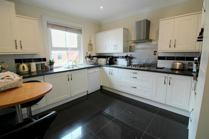 2 Bedroom Flat To Rent In Gosbrook Road, Caversham, Reading, RG4