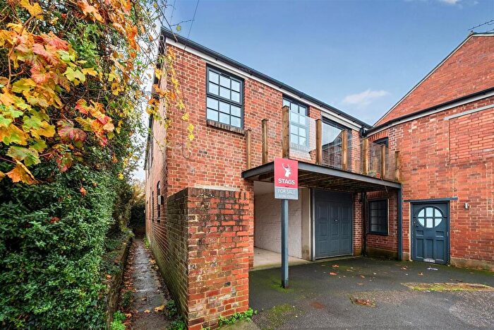 2 Bedroom Apartment For Sale In Barton Road, Exeter, EX2