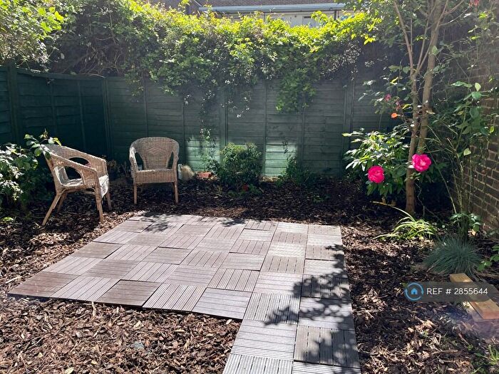3 Bedroom Maisonette To Rent In Shaftesbury Court, London, N1