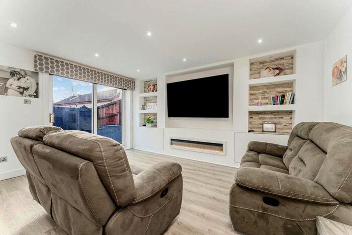 4 Bedroom Semi-Detached House For Sale In Corlic Way, Kilmacolm, PA13