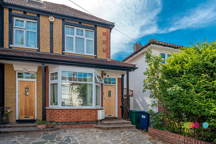 2 Bedroom House To Rent In Bramber Road, Friern Barnet, N12