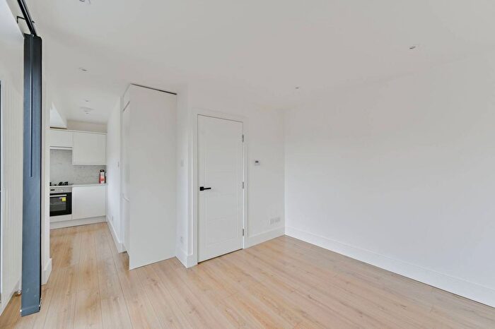 2 Bedroom Flat To Rent In Ashbourne Road, Tooting, Mitcham, CR4