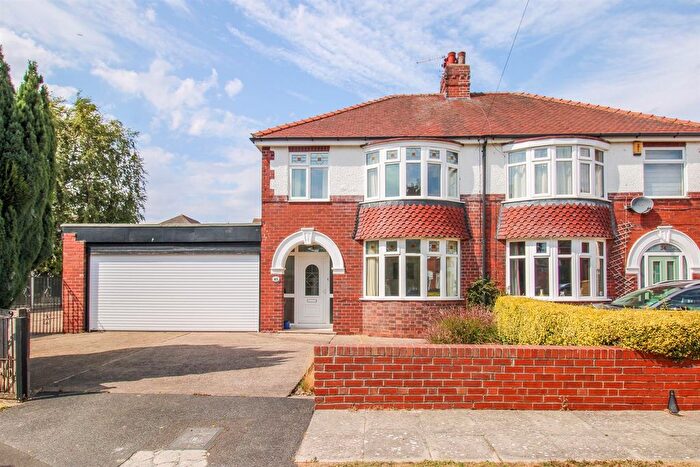 3 Bedroom Semi-Detached House For Sale In Westfield Avenue, Pontefract, WF8