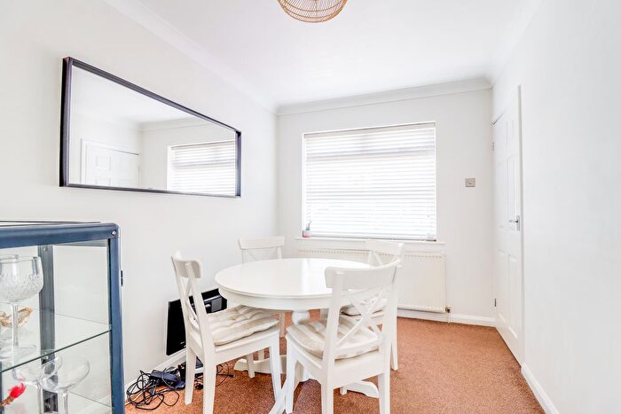 2 Bedroom Semi-Detached House For Sale In Danesfield, Benfleet, SS7
