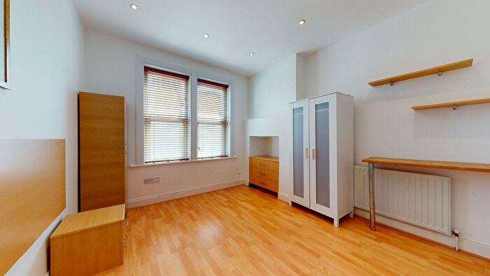 Studio To Rent In Cardigan Road, Hyde Park, Leeds, LS6