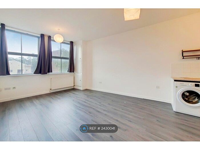 1 Bedroom Flat To Rent In Hanover House, London, SE18