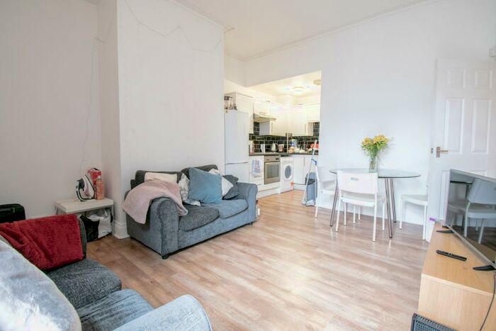 3 Bedroom Flat To Rent In Helmsley Road, Sandyford, Newcastle Upon Tyne, NE2