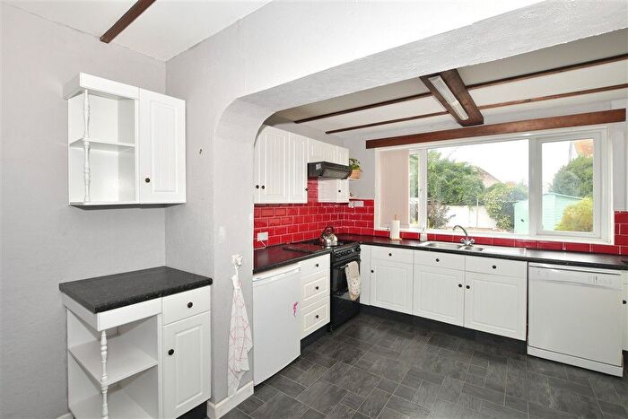 3 Bedroom Chalet For Sale In Southdown Avenue, Peacehaven, East Sussex, BN10