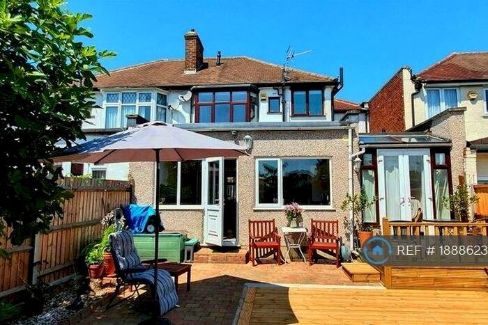 Studio To Rent In Henley Avenue, Cheam, Sutton, SM3