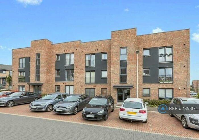 3 Bedroom Flat To Rent In Skylark Place, Edinburgh, EH15