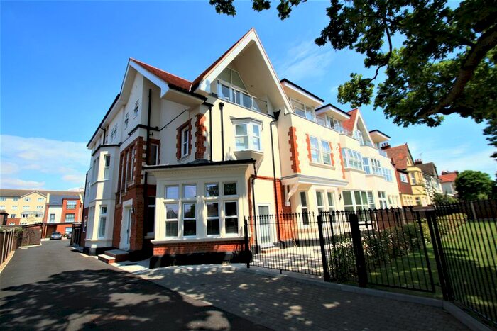 2 Bedroom Flat To Rent In St. Hildas Mews, Westcliff-On-Sea, SS0