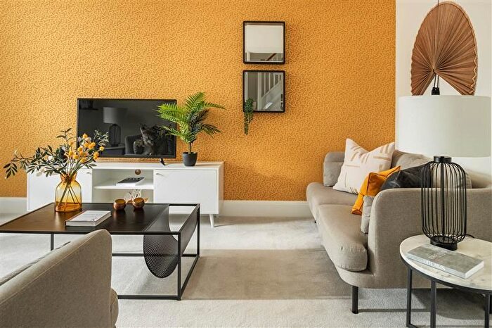 3 Bedroom Semi-Detached House To Rent In Elm Park, Exeter, EX2