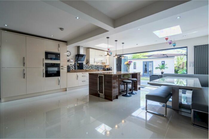 4 Bedroom End Of Terrace House To Rent In Curzon Crescent, Barking, IG11