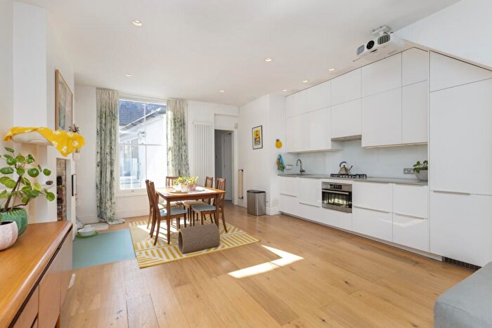 2 Bedroom Apartment To Rent In King Henrys Walk, London, N1