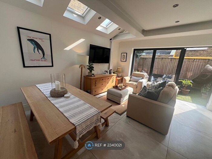 2 Bedroom Flat To Rent In Battersea, London, SW11